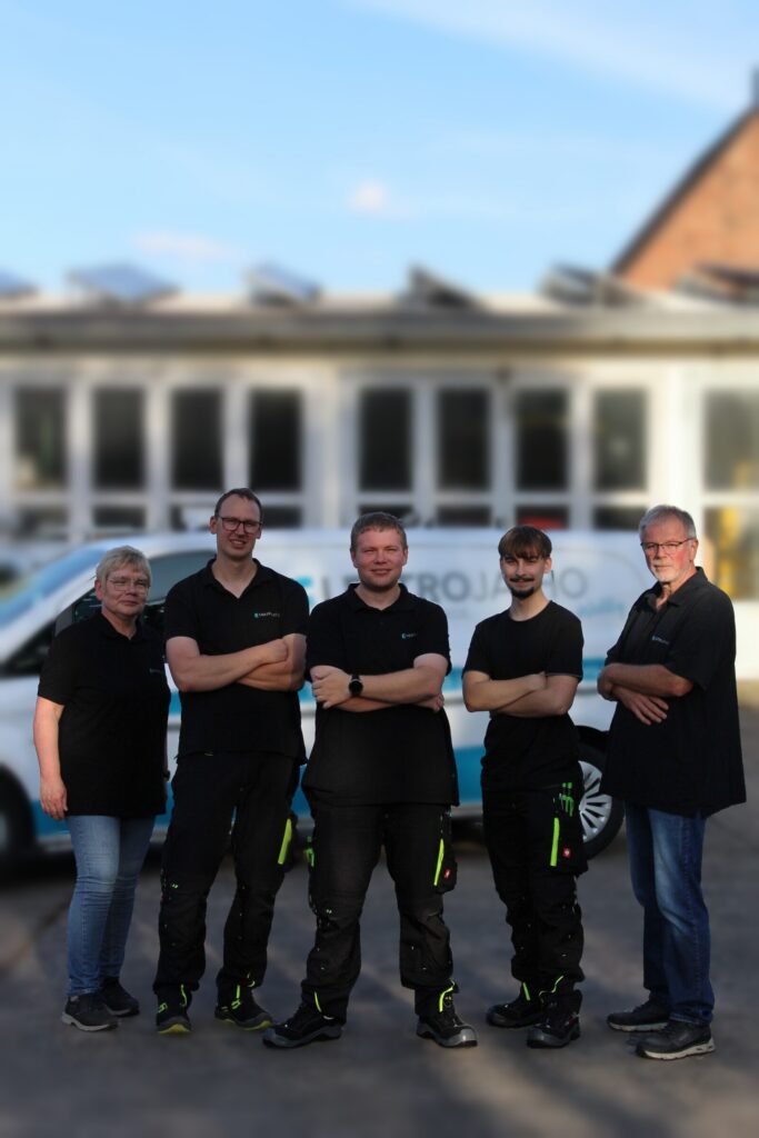 Das Team von Elektro Jatho vor dem Firmenwagen